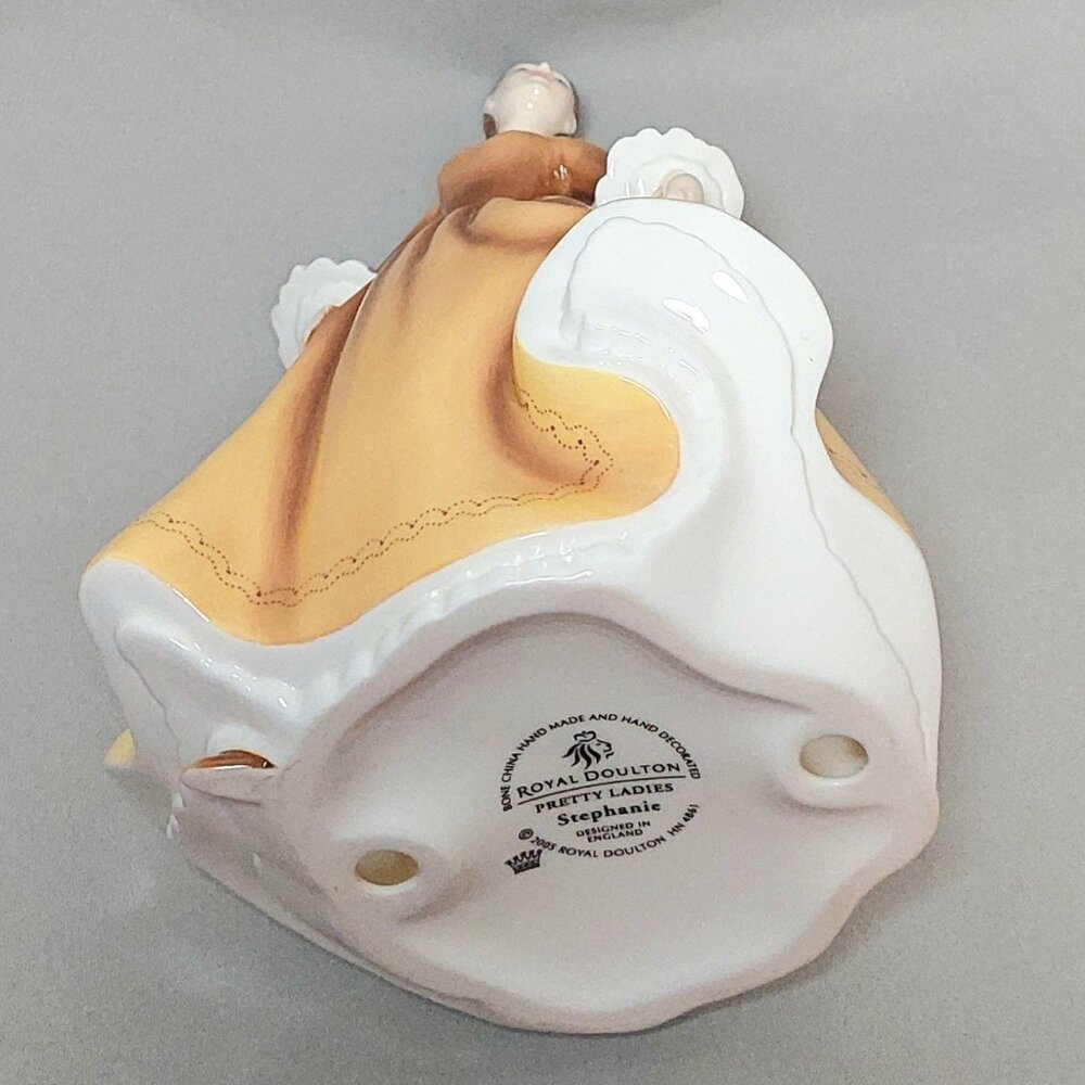Royal Doulton "Stephanie" Vintage Home/Office Collectible Decor Statue Figurine - Picture 12 of 16